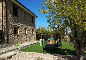 Acceso a la casa con caminos de piedra