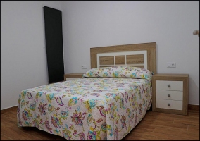 Dormitorio con cama de matrimonio 