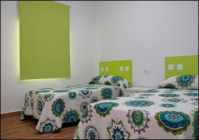 Dormitorio con camas individuales