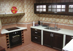 Sala de estar con cuadros en la pared