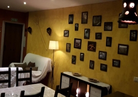 Sala de estar con chimenea y mesa
