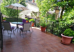 Acceso a la casa con terraza y plantas