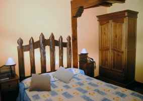 Dormitorio con muebles en madera