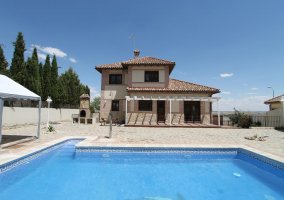 Acceso a la casa con la piscina delante