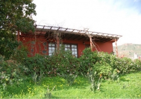 Patio exterior y fachada roja