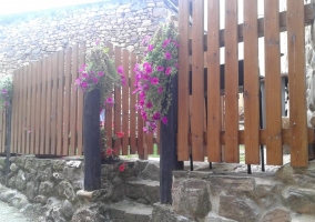 Entrada a la casa con flores