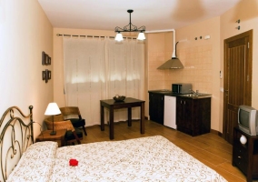 Dormitorio con cama doble