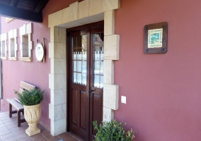 Acceso al alojamiento con jardines