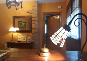 Amplia entrada al alojamiento con puerta