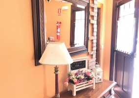 Entrada a la casa con mueble en madera