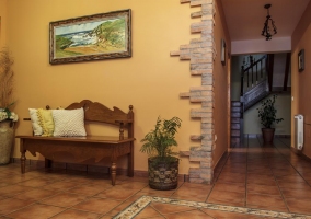 Entrada al alojamiento con muebles