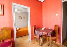 Sala de estar y comedor con televisor