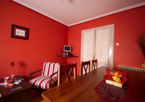 Sala con televisor en la esquina