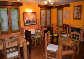 Restaurante del alojamiento con mesas