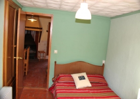 Dormitorio doble con colcha de rayas