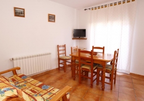 Cocina con la mesa de comedor al lado