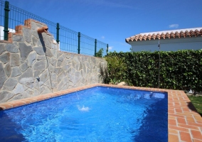 Amplia piscina de la casa con chorros