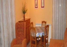 Sala de estar con chimenea
