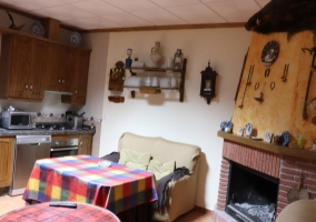 Cocina y sala de estar con chimenea haciendo esquina