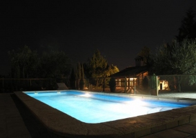 La piscina de noche totalmente iluminada