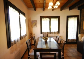 Salón comedor de la casa con ventanas