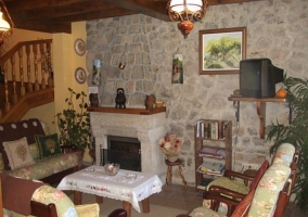 Cocina comedor con mesa de madera