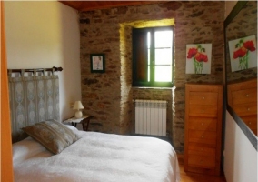 Dormitorio con dos camas y radiador de la casa rural