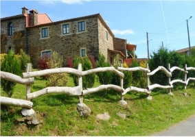 Dormitorio con cama matrimonial de la casa rural