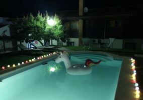 Piscina que podéis disfrutar por la noche