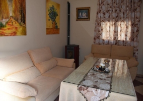 Amplia sala de estar con televisión