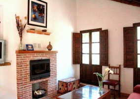 Sala de estar con la chimenea delante de los sillones