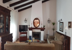 Sala de estar con la mesa de madera y las sillas