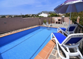 Sala de estar con chimenea en la esquina y la mesa de madera