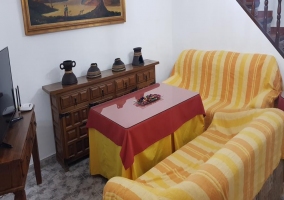 Sala de estar con zona de comedor y mesa de madera