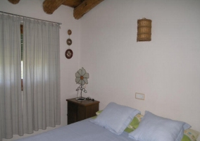 Cama de matrimonio de dormitorio doble de la casa rural