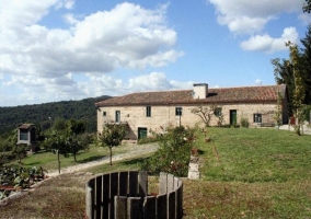 Casa y zonas verdes