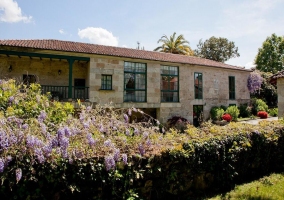 Casa con jardines