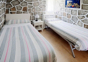 Dormitorio doble de matrimonio con colcha de colores en la casa rural