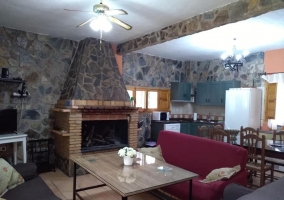 Sala de estar amplia con la chimenea