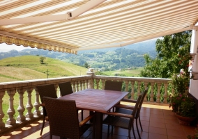 Sala de estar con las mesas y la chimenea