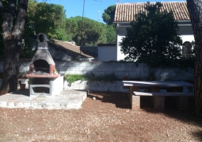 Amplio exterior con su barbacoa y mesa de piedra