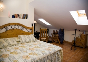 Habitación con cama de matrimonio