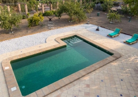 Casa rural con piscina y zona de solárium 