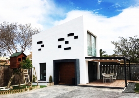 Amplio exterior de la casa con porche y zonas de ocio