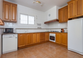 Cocina con mesa de comedor