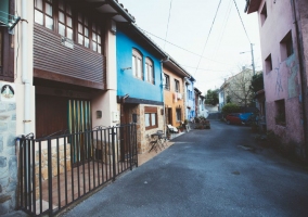 Acceso a la casa con fachada de color azul