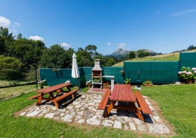 Sala de estar con chimenea y mirador