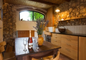 Cocina comedor de la casa con mesa amplia