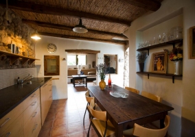 Dormitorio de matrimonio con pared de piedra