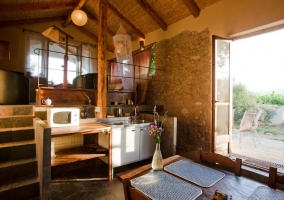 Cocina comedor con centro de flores